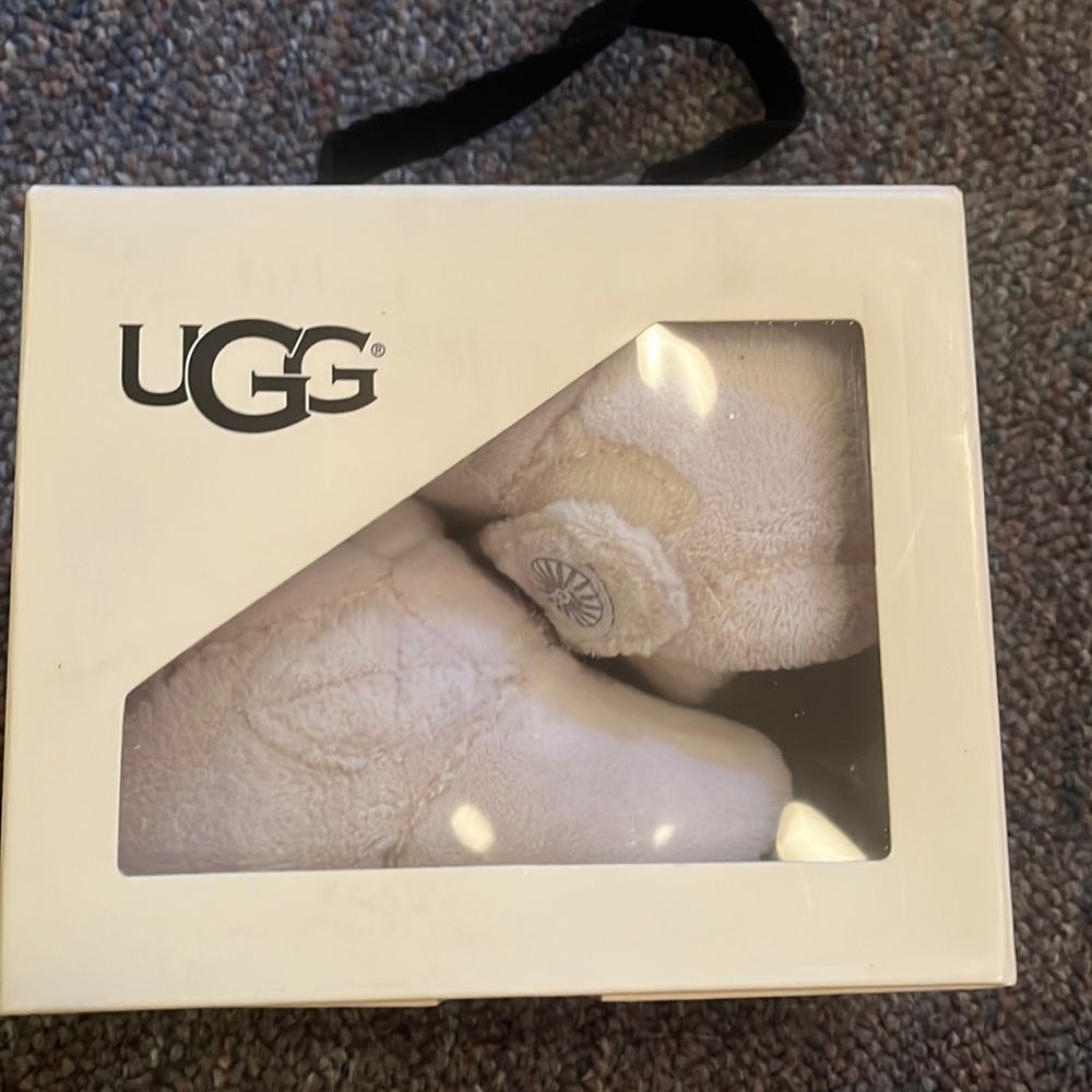 Brand new baby Uggs, never worn size 2-3 or 6-12”